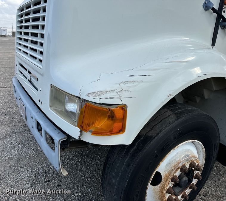 image for item NI9677 2000 International  8100 semi truck