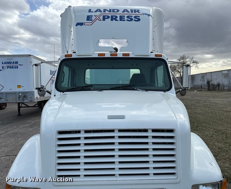 image for item NI9677 2000 International  8100 semi truck