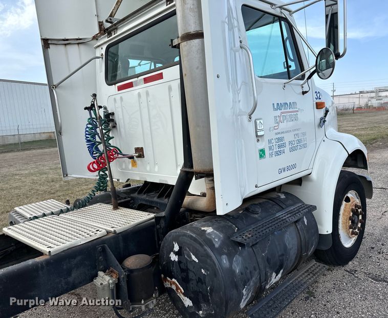 image for item NI9677 2000 International  8100 semi truck