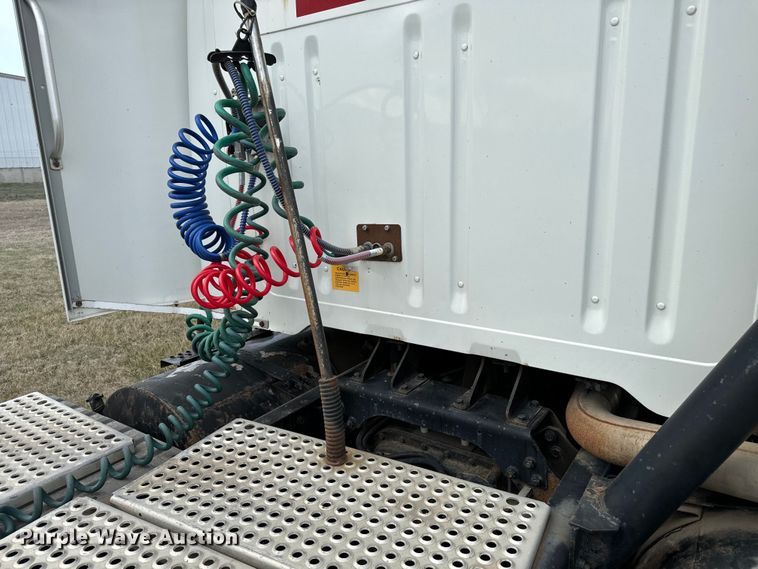 image for item NI9677 2000 International  8100 semi truck