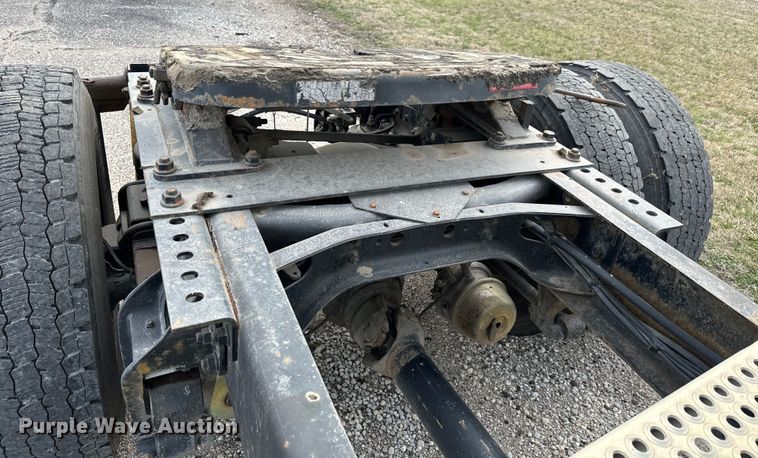 image for item NI9677 2000 International  8100 semi truck