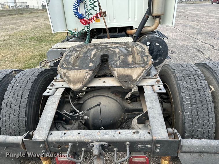 image for item NI9677 2000 International  8100 semi truck