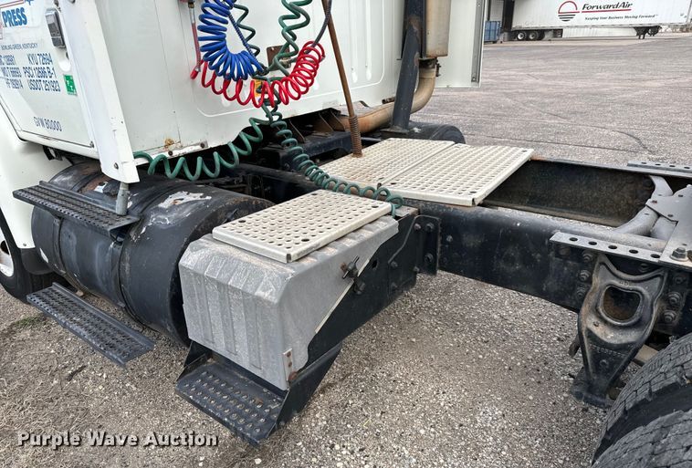 image for item NI9677 2000 International  8100 semi truck