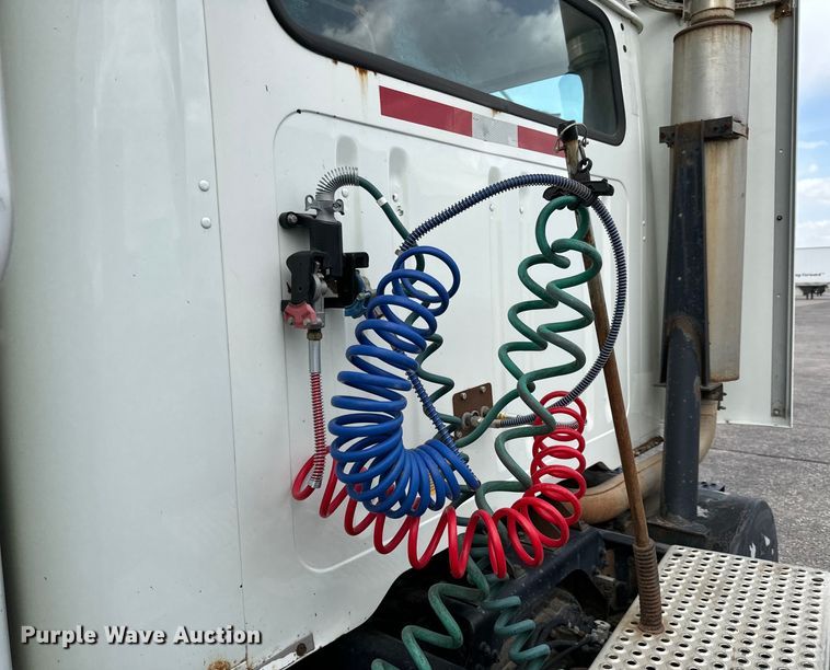 image for item NI9677 2000 International  8100 semi truck