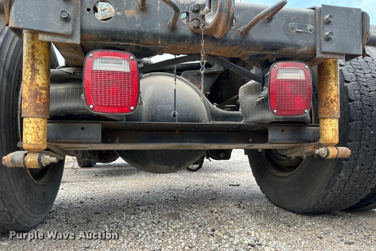 image for item NI9677 2000 International  8100 semi truck