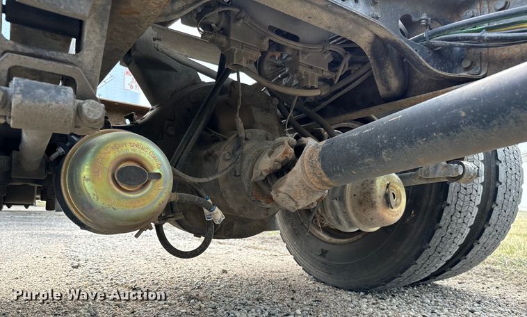 image for item NI9677 2000 International  8100 semi truck