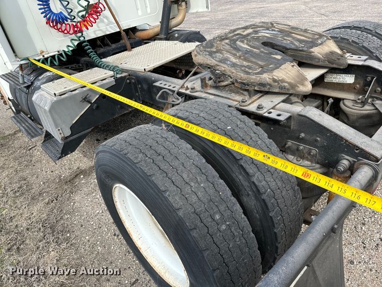 image for item NI9677 2000 International  8100 semi truck