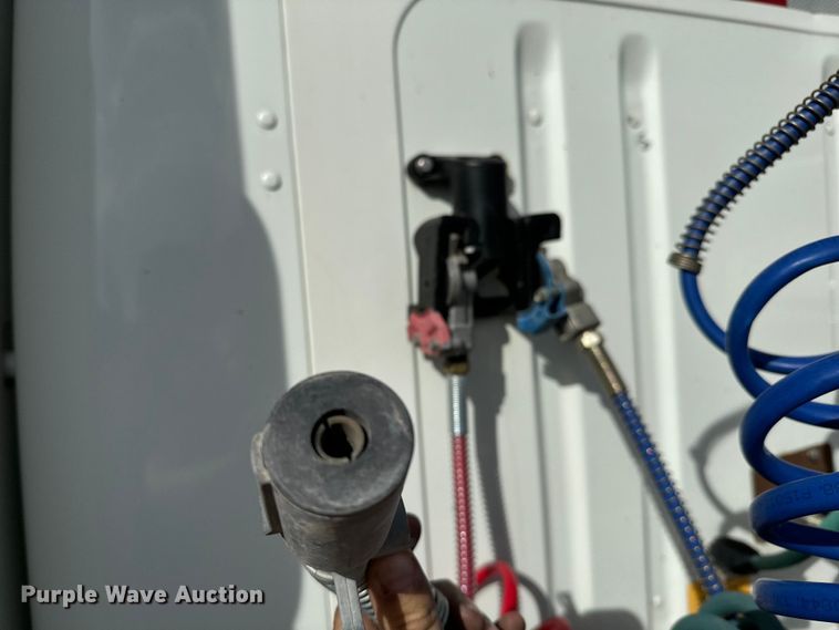 image for item NI9677 2000 International  8100 semi truck