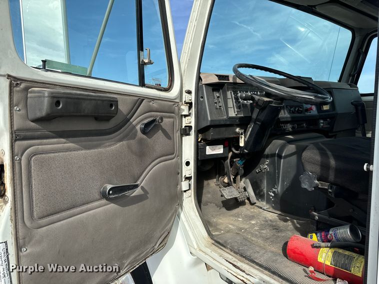 image for item NI9677 2000 International  8100 semi truck