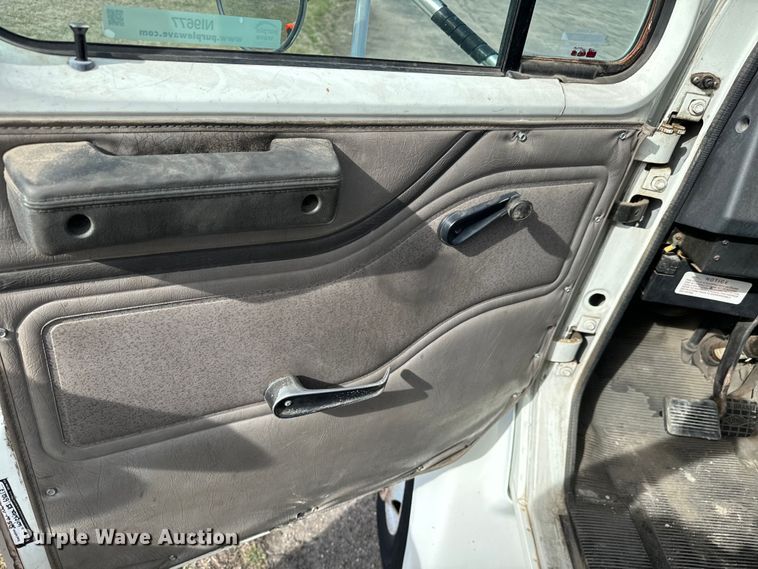 image for item NI9677 2000 International  8100 semi truck