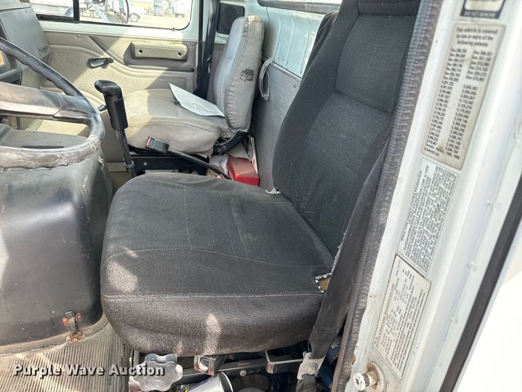 image for item NI9677 2000 International  8100 semi truck