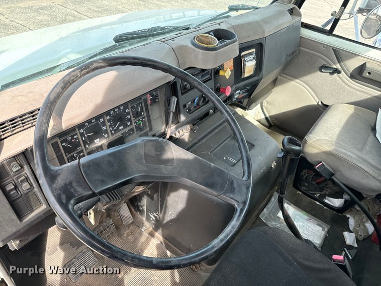 image for item NI9677 2000 International  8100 semi truck