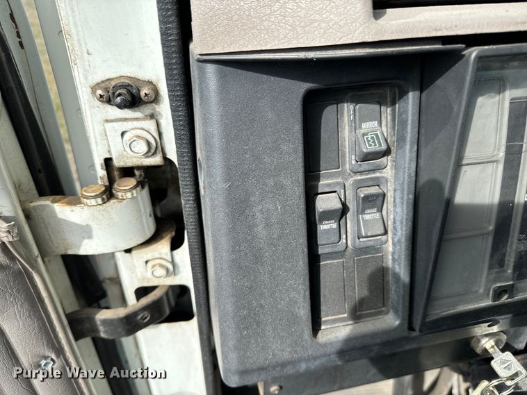 image for item NI9677 2000 International  8100 semi truck