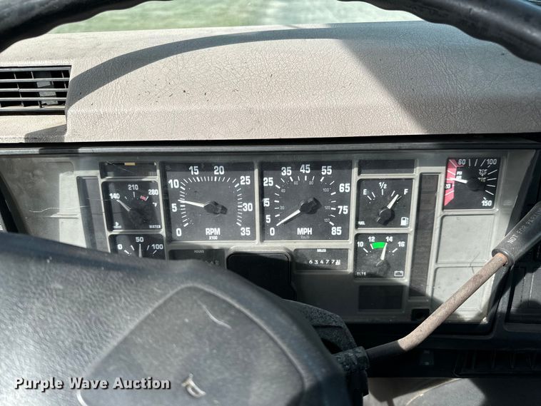 image for item NI9677 2000 International  8100 semi truck