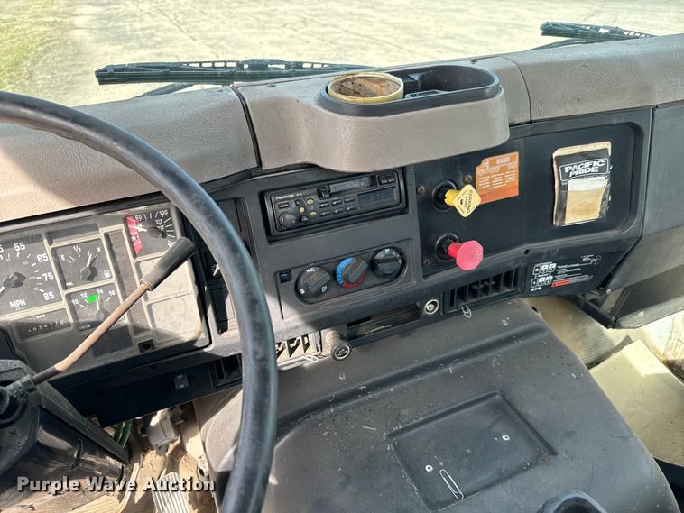 image for item NI9677 2000 International  8100 semi truck