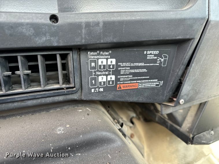 image for item NI9677 2000 International  8100 semi truck