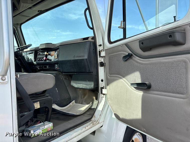 image for item NI9677 2000 International  8100 semi truck