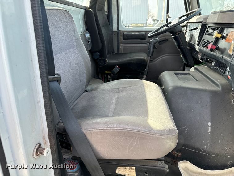 image for item NI9677 2000 International  8100 semi truck