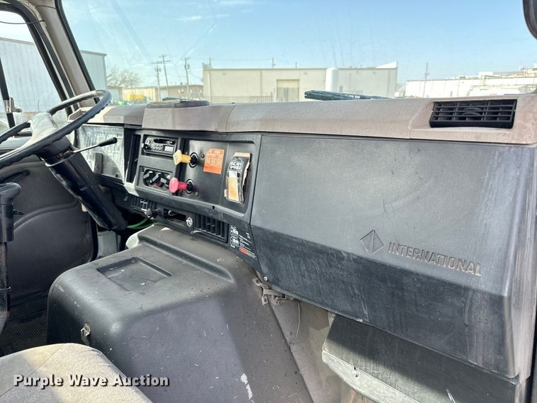 image for item NI9677 2000 International  8100 semi truck