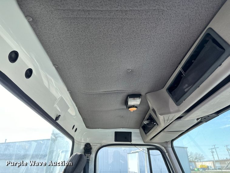 image for item NI9677 2000 International  8100 semi truck