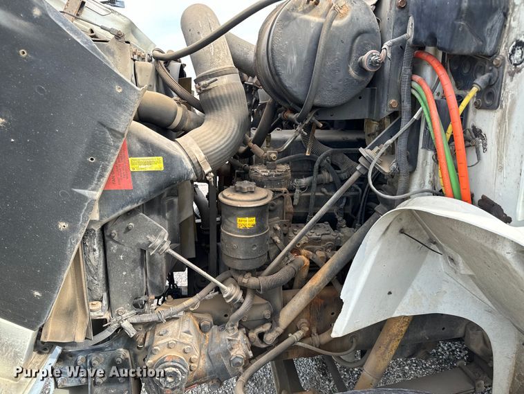 image for item NI9677 2000 International  8100 semi truck