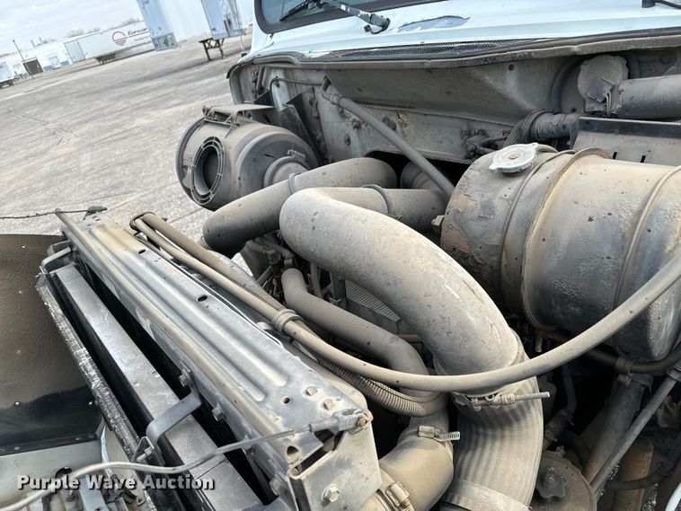 image for item NI9677 2000 International  8100 semi truck