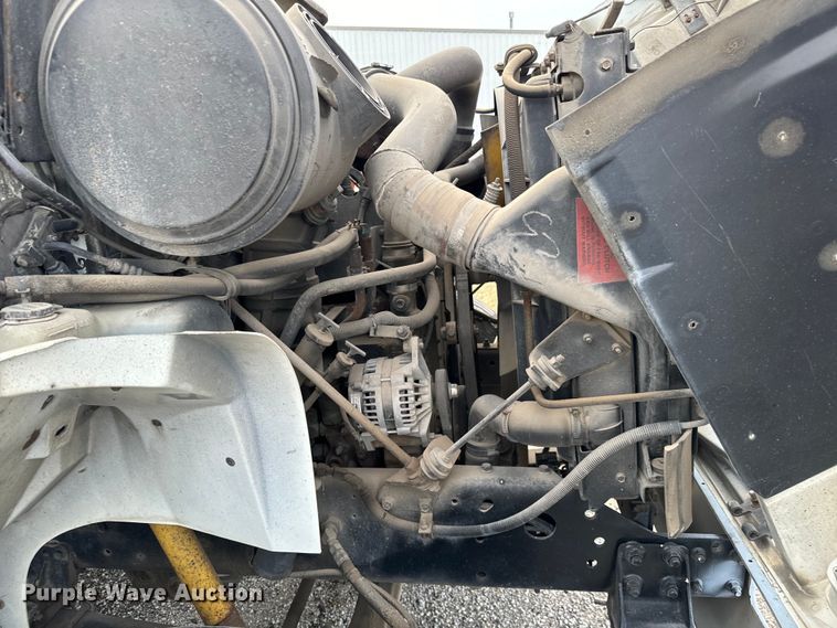 image for item NI9677 2000 International  8100 semi truck