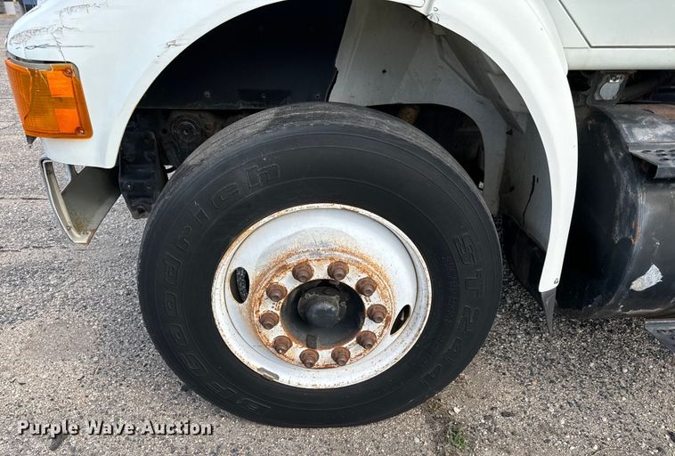 image for item NI9677 2000 International  8100 semi truck