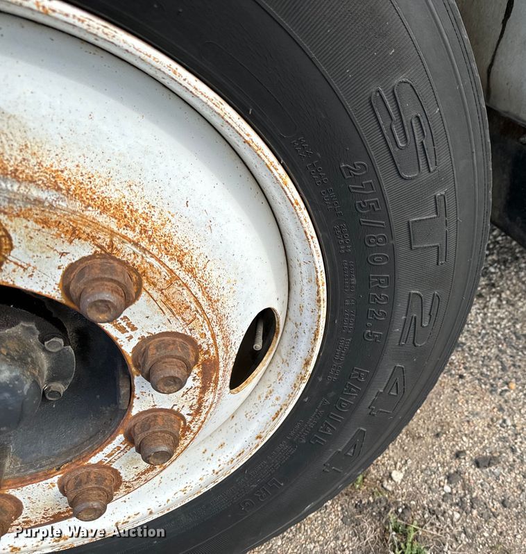 image for item NI9677 2000 International  8100 semi truck