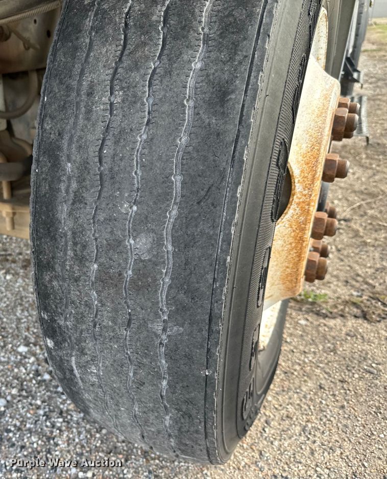 image for item NI9677 2000 International  8100 semi truck