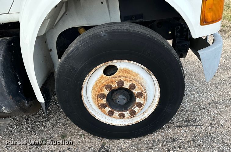 image for item NI9677 2000 International  8100 semi truck