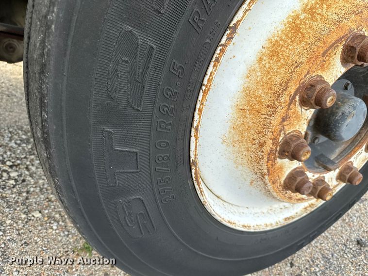 image for item NI9677 2000 International  8100 semi truck