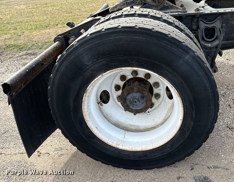 image for item NI9677 2000 International  8100 semi truck