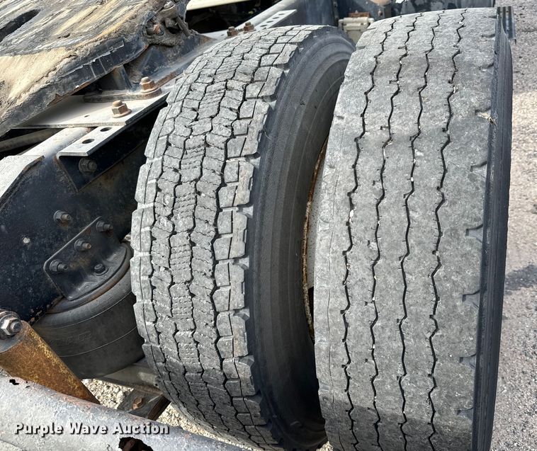 image for item NI9677 2000 International  8100 semi truck