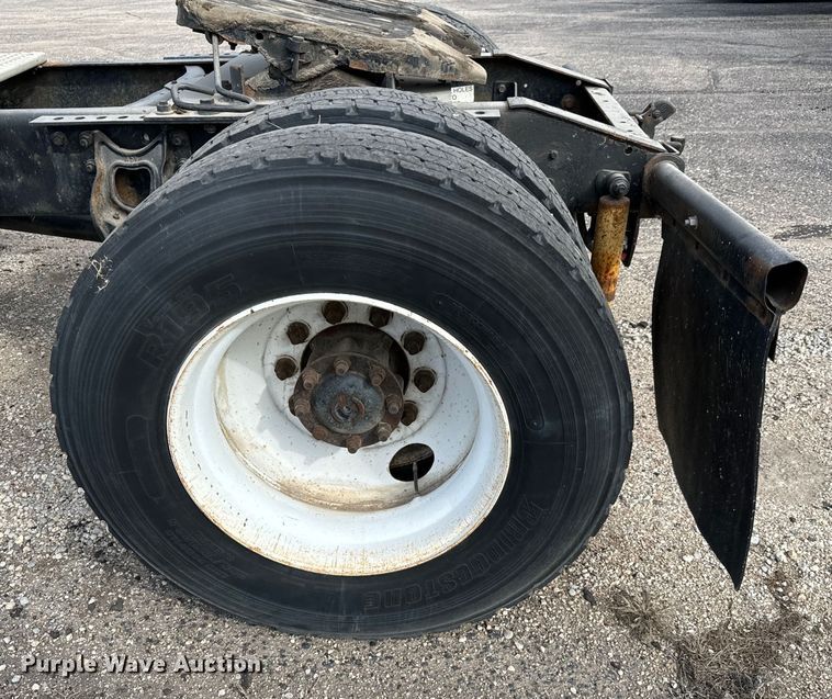 image for item NI9677 2000 International  8100 semi truck