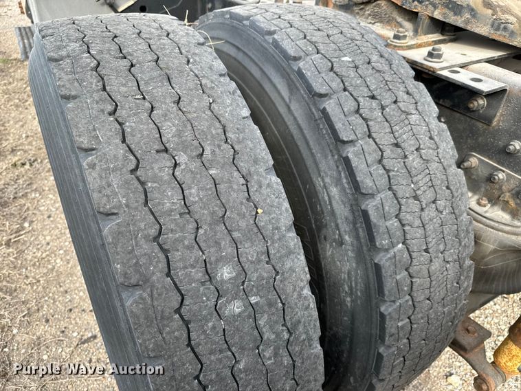 image for item NI9677 2000 International  8100 semi truck