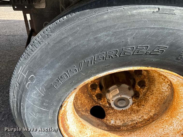 image for item NI9686 2002 Trailmobile  dry van trailer