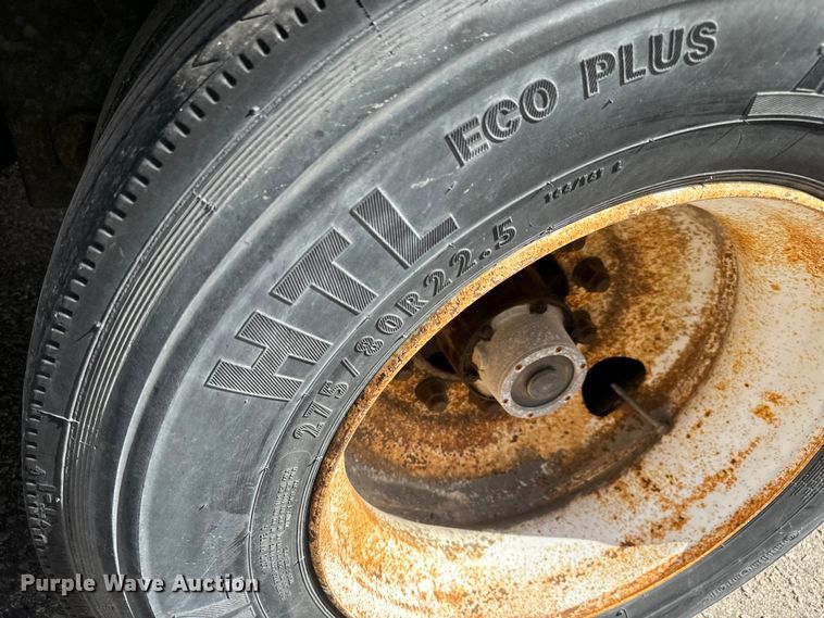 image for item NI9686 2002 Trailmobile  dry van trailer