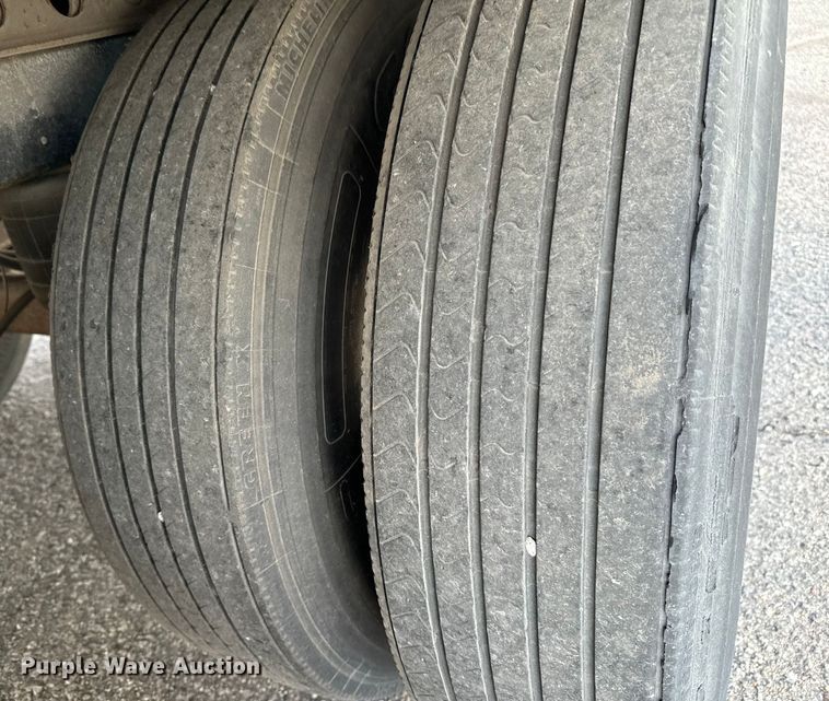 image for item NI9686 2002 Trailmobile  dry van trailer