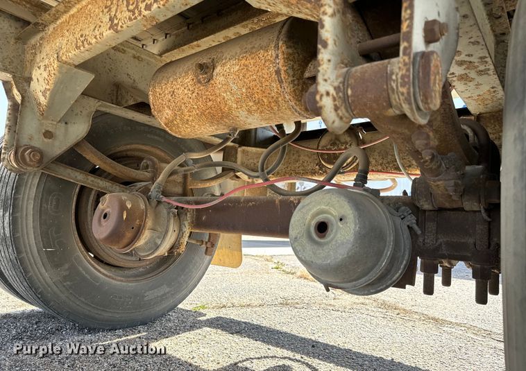 image for item NI9687 1996 Fruehauf  FBB-9-1.5-NF1 28W dry van trailer