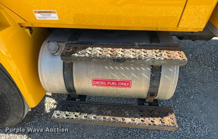 image for item NM9024 2013 International DuraStar 4300  box truck