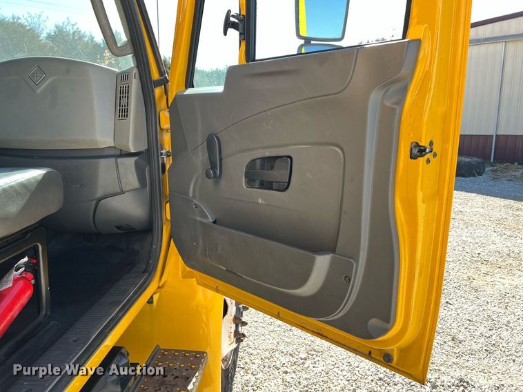 image for item NM9024 2013 International DuraStar 4300  box truck