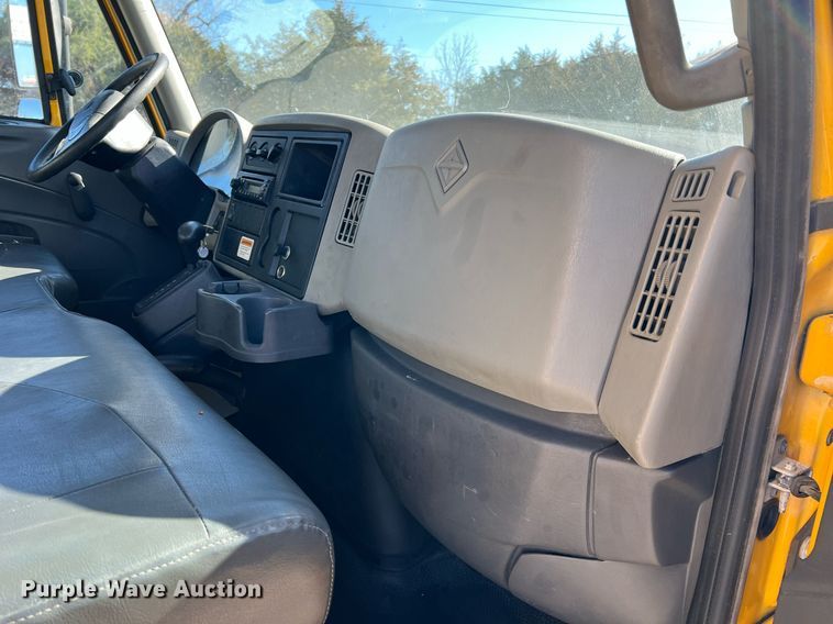 image for item NM9024 2013 International DuraStar 4300  box truck