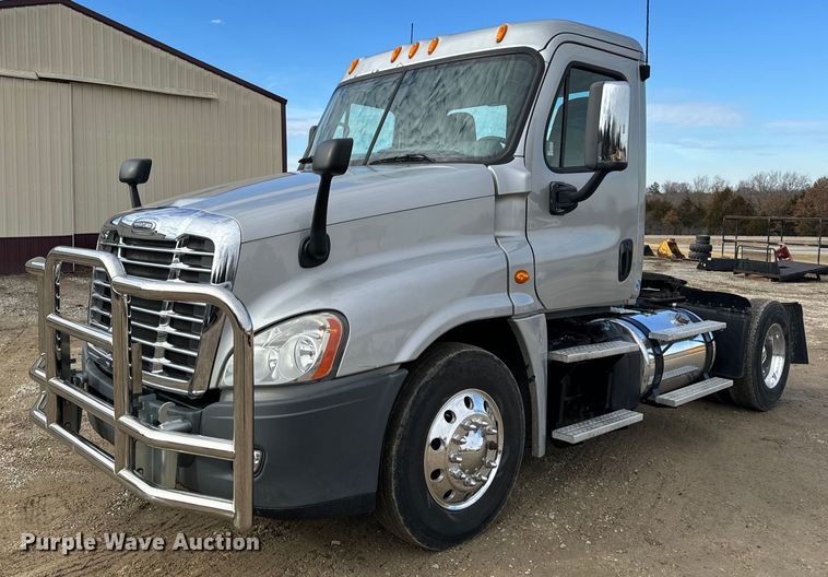 image for item NM9272 2014 Freightliner Cascadia semi truck