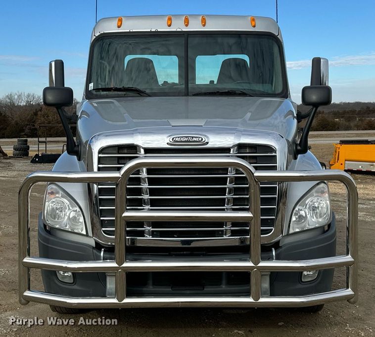 image for item NM9272 2014 Freightliner Cascadia semi truck