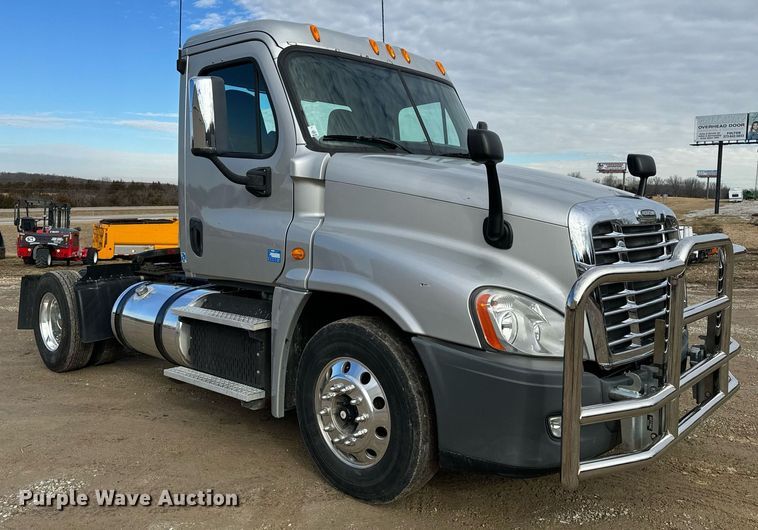 image for item NM9272 2014 Freightliner Cascadia semi truck