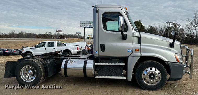 image for item NM9272 2014 Freightliner Cascadia semi truck