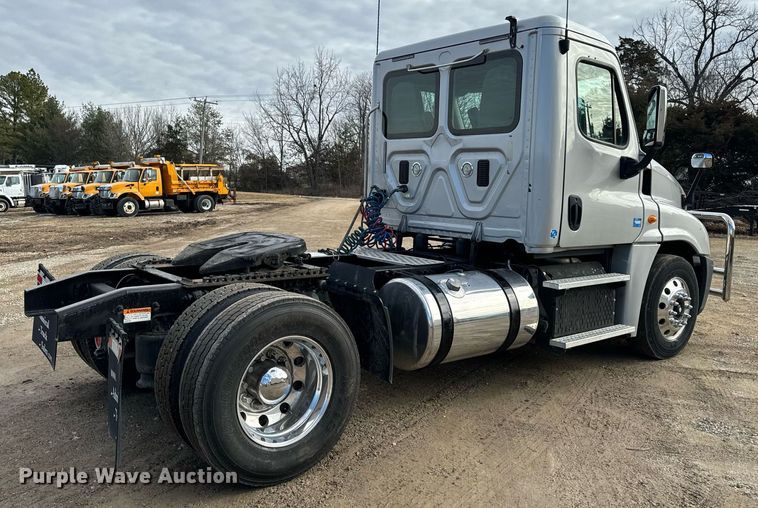 image for item NM9272 2014 Freightliner Cascadia semi truck