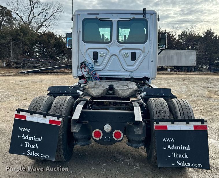 image for item NM9272 2014 Freightliner Cascadia semi truck