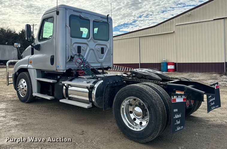 image for item NM9272 2014 Freightliner Cascadia semi truck